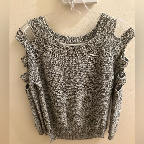 Design Lab cold shoulder woman’s sweater - Picture 1 of 4